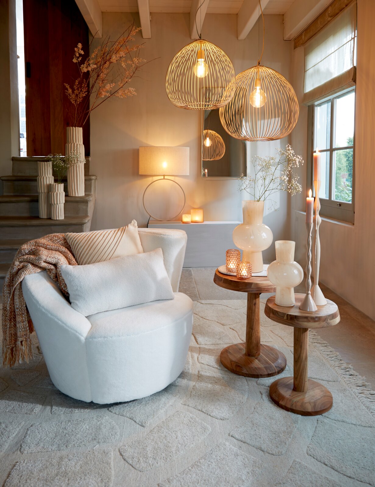 Moderne Hängeleuchte in einem gemütlichen Wohnzimmer, aus der Perspektive von schräg unten fotografiert, mit warmem Licht und stilvollem Design.