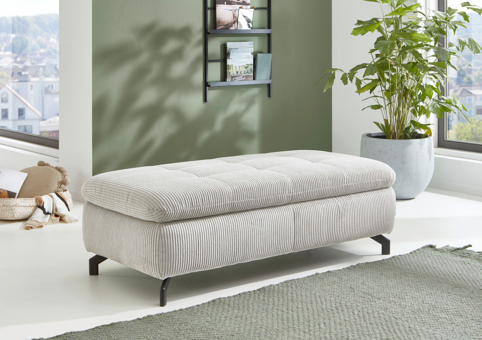 Rechteckiger XXL-Hocker in einem modernen Wohnzimmer, seitliche Perspektive