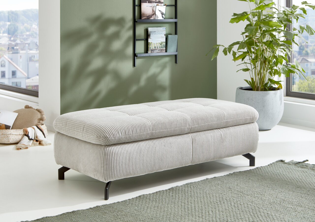 Beldomo Style XXL-Hocker rechteckig SENSE Rechteckiger XXL-Hocker in einem modernen Wohnzimmer, seitliche Perspektive