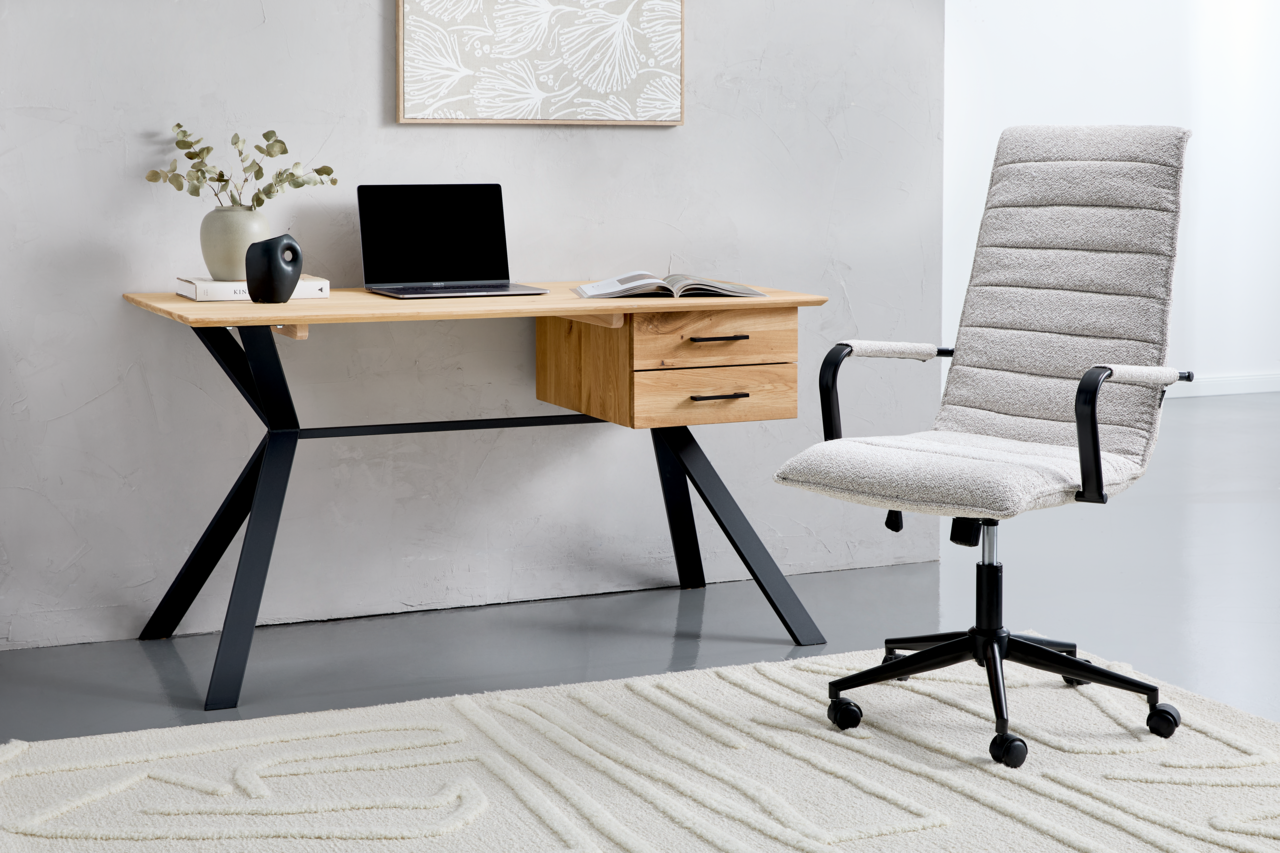 Moderner Drehstuhl in hellem Stoffbezug, seitliche Perspektive, neben einem Schreibtisch mit Laptop und Dekoration.