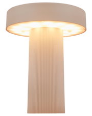 Beige Tischlampe mit breitem, rundem Schirm und geriffeltem zylindrischem Fuß, eingeschaltet mit warmweißem Licht, aus leichter Untersicht (Blick von unten) freigestellt auf weißem Hintergrund