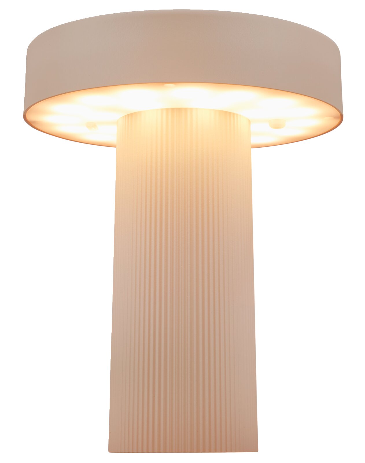 Beige Tischlampe mit breitem, rundem Schirm und geriffeltem zylindrischem Fuß, eingeschaltet mit warmweißem Licht, aus leichter Untersicht (Blick von unten) freigestellt auf weißem Hintergrund