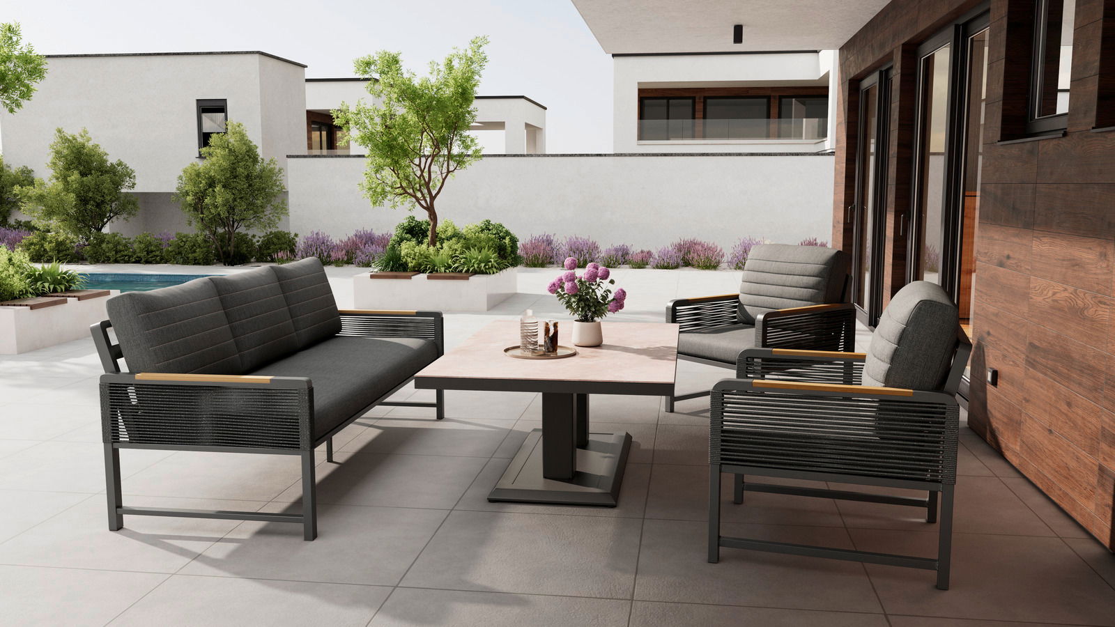 Ambia Garden Sitzbank 3-sitzig CALIDA Moderne dreisitzige Sitzbank aus Metall und Holz in einem stilvollen Garten, seitliche Perspektive.