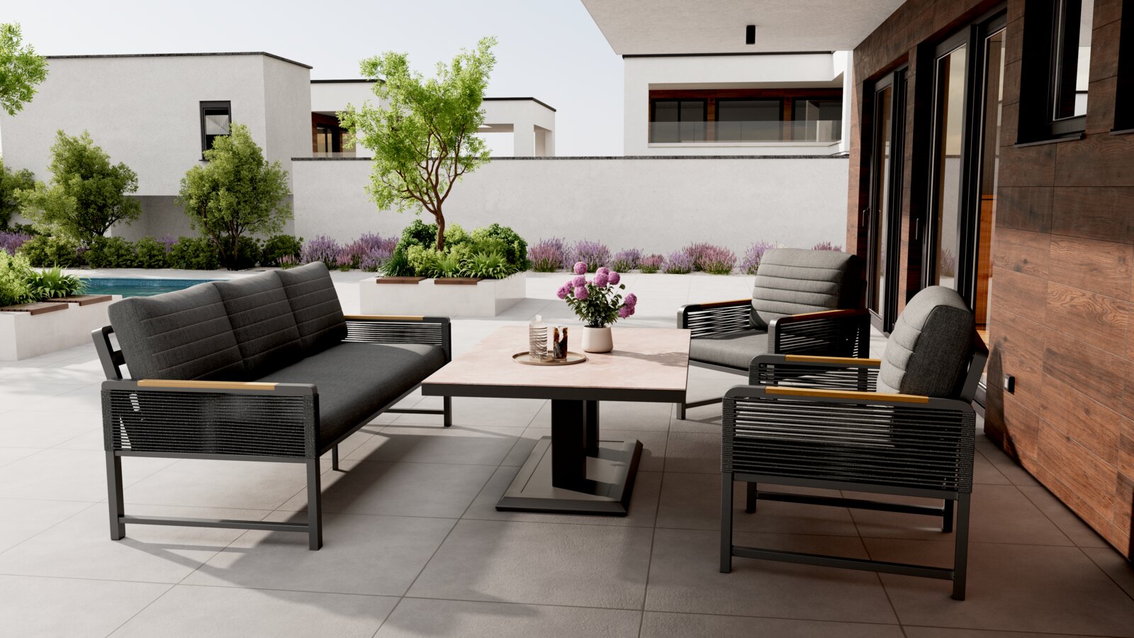 Moderne dreisitzige Sitzbank aus Metall und Holz in einem stilvollen Garten, seitliche Perspektive.