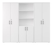 Weißer, moderner Mehrzweckschrank mit vier Türen und mittigem offenen Regalbereich sowie zwei unteren Türen, schwarze Griffe, Frontansicht.