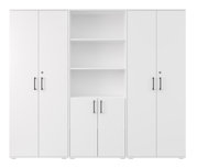 Witte, moderne multifunctionele kast met vier deuren en een open plankengedeelte in het midden, evenals twee onderste deuren, zwarte handgrepen, vooraanzicht.