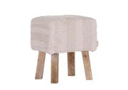 Hocker mit gestricktem Bezug in Beige und Holzbeinen, seitliche Perspektive