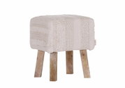 Kruk met gebreide bekleding in beige en houten poten, zijaanzicht