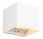 Weiße, kubische Akku-Wandleuchte TALENT aus seitlicher Perspektive mit warmem Lichtschein.