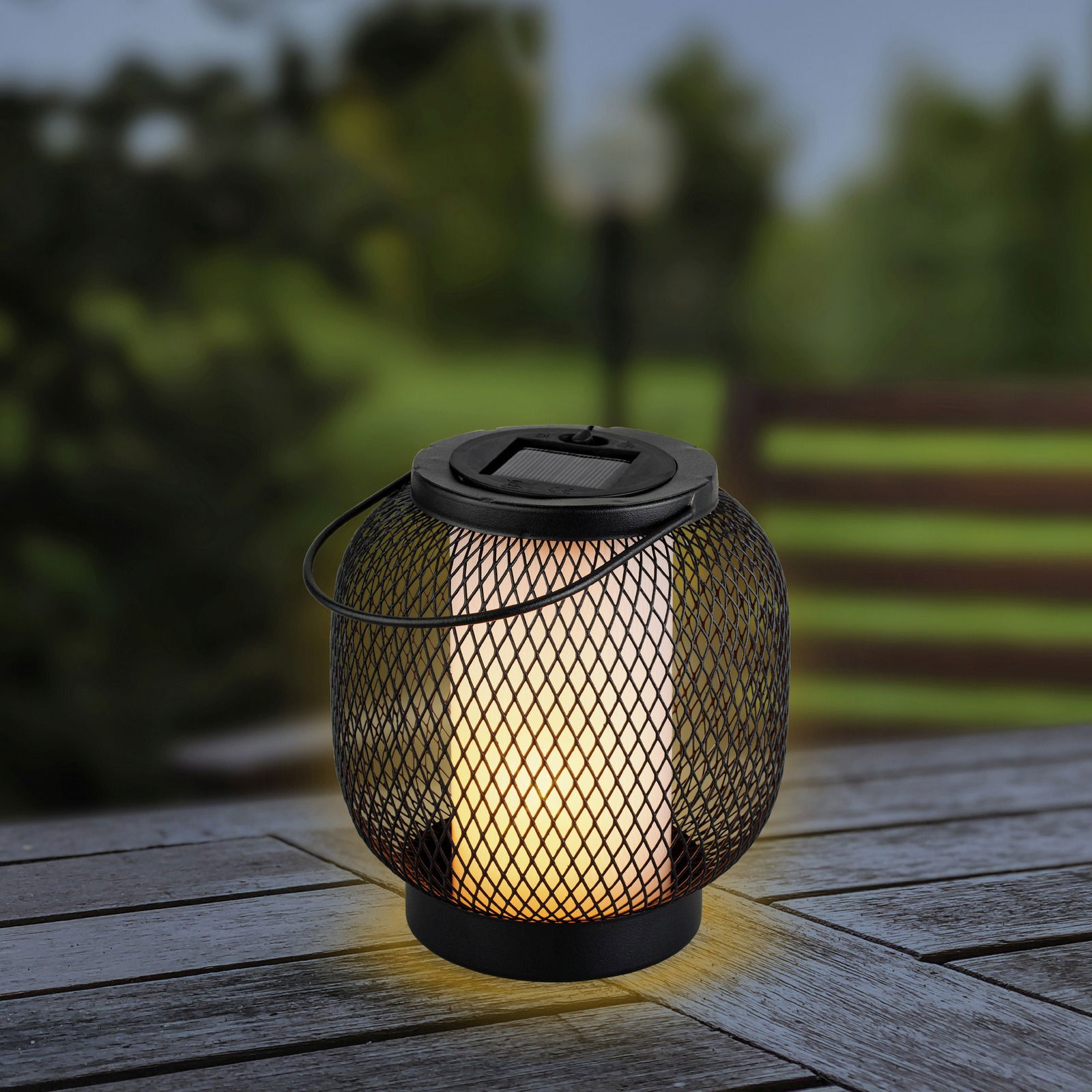 Lumineo Solar Laterne metall Solarlaterne aus Metall mit Netzdesign, leuchtend auf einem Holztisch, seitliche Perspektive