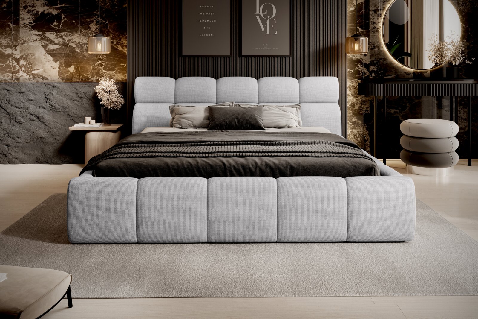 Modernes Polsterbettgestell in einem stilvollen Schlafzimmer, frontal aufgenommen. Das Bett hat ein gepolstertes Kopf- und Fußteil in hellem Stoff, umgeben von eleganter Dekoration und Beleuchtung.