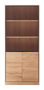 Hohes Regal mit zwei unteren Türen aus Holz, frontal betrachtet.