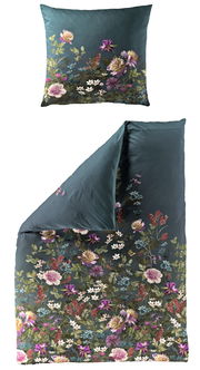 Bettwäsche-Set mit floralem Muster in dunklen Tönen, bestehend aus einem Kissenbezug und einem Bettdeckenbezug, aus der Vogelperspektive fotografiert.