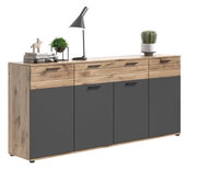 Modernes Sideboard aus Holz mit grauen Türen, dekoriert mit Lampe, Pflanzen und Büchern, seitliche Perspektive
