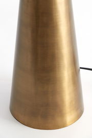 Nahaufnahme eines konischen Lampenfußes aus gebürstetem Metall in goldener Farbe, seitliche Perspektive.