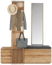 Garderobe aus Holz mit vertikalen Streben, Hut und Tasche an Haken, Spiegel und Sitzbank, frontale Ansicht.