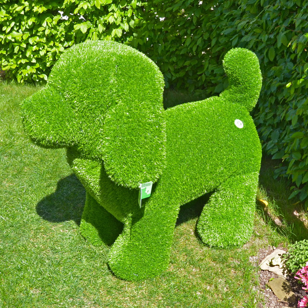 Grüne Hundeskulptur aus Kunstrasen, stehend im Garten, seitliche Perspektive