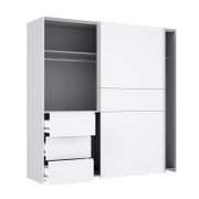 Weißer Schwebetürenschrank mit offener Perspektive, zeigt Schubladen und Regale.