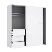 Weißer Schwebetürenschrank mit offener Perspektive, zeigt Schubladen und Regale.