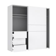 Weißer Schwebetürenschrank mit offener Perspektive, zeigt Schubladen und Regale.