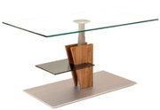 Moderner Couchtisch mit Glasplatte, Holz- und Metallelementen, seitliche Perspektive
