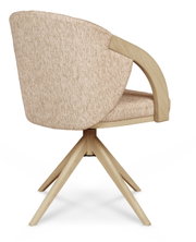 Achterkant van een moderne fauteuil met een lichtgekleurd houten frame en een beige stoffen bekleding.