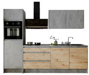 Moderner Küchenblock in Betonoptik mit Holzfronten, bestehend aus einem Hochschrank mit integriertem Backofen, einem Kochfeld mit Dunstabzugshaube und einer Spüle mit Armatur. Frontalansicht.