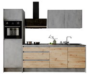 Moderner Küchenblock in Betonoptik mit Holzfronten, bestehend aus einem Hochschrank mit integriertem Backofen, einem Kochfeld mit Dunstabzugshaube und einer Spüle mit Armatur. Frontalansicht.