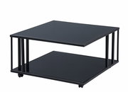 Moderner schwarzer Couchtisch mit zwei Ebenen und Rollen, seitliche Perspektive