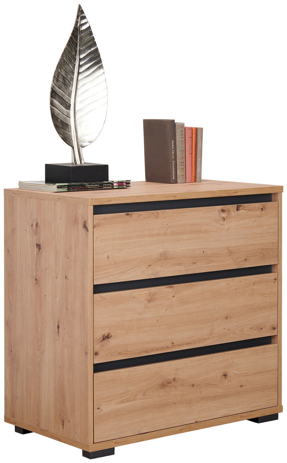 Kommode aus Holz mit drei Schubladen, dekoriert mit einer silbernen Blatt-Skulptur und Büchern, seitliche Perspektive