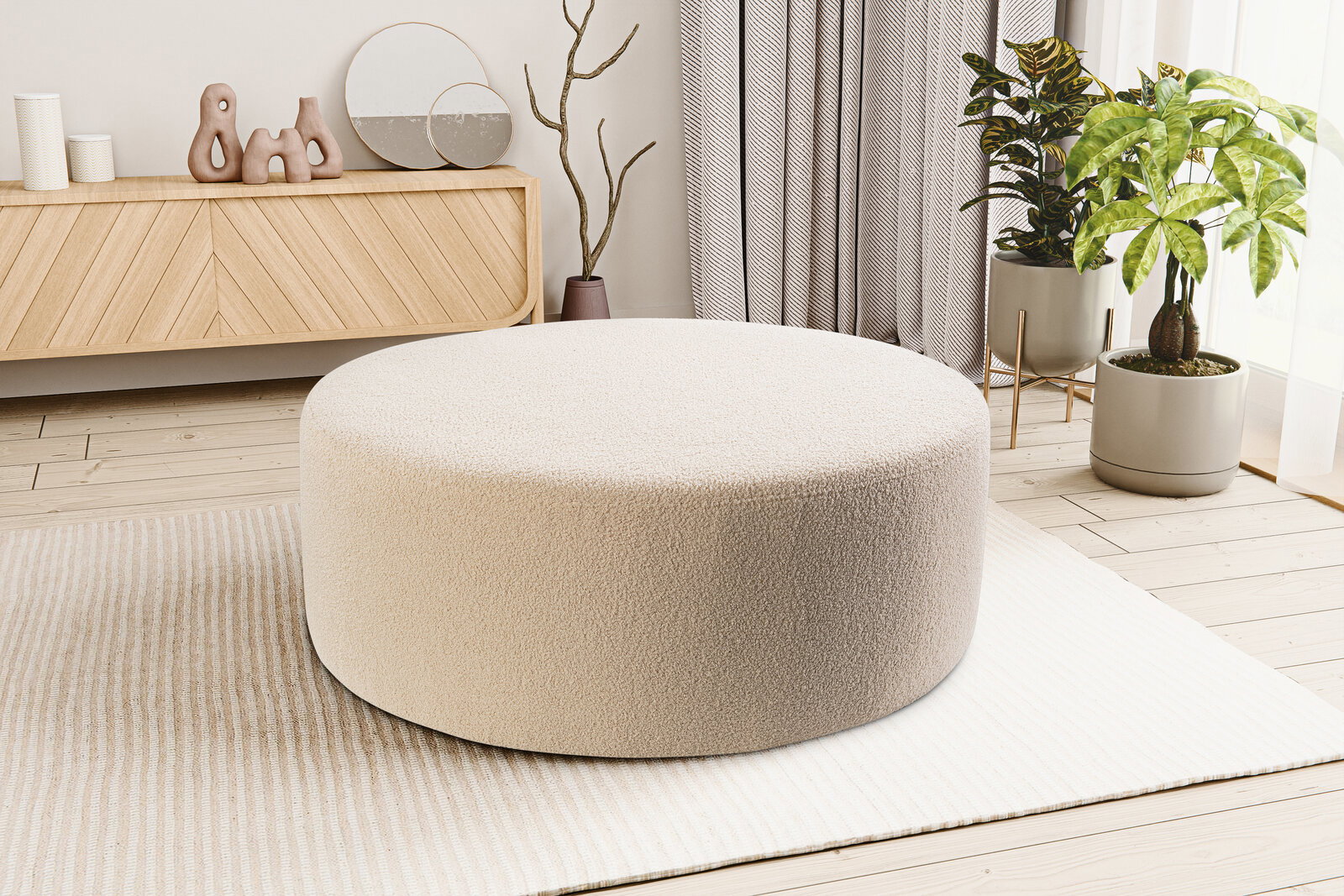 MID.YOU Hocker groß KOLO Runder, cremefarbener Pouf/Polsterhocker mit weichem Bouclé-Bezug im modernen Wohnzimmer auf hellem Teppich, Perspektive: leicht erhöhte Frontansicht.