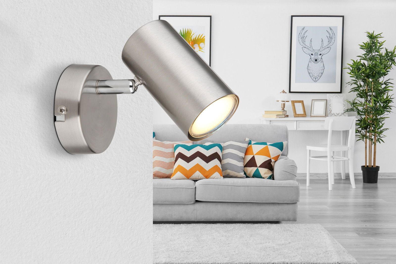 Moderner Wandstrahler aus gebürstetem Metall in einem stilvollen Wohnzimmer, seitliche Perspektive.