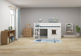 Kinderzimmer mit einem weißen Hochbett, das eine Leiter und ein Fensterdesign hat. Links steht ein Holzregal mit Spielzeug und Büchern, daneben ein kleiner Schrank. Rechts an der Wand sind Regale mit Pflanzen und Büchern. Die Perspektive zeigt den Raum vo