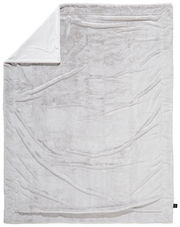 Obenansicht einer großen, weichen Felldecke in hellem Grau mit umgeschlagener Ecke.