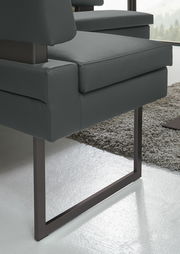 Nahaufnahme einer modernen Eckbank mit dunkelgrauem Polster und Metallgestell, seitliche Perspektive.