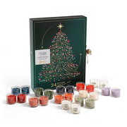 Yankee Candle Adventskalender in dunkelgrüner Geschenkbox mit goldenem Weihnachtsbaum-Motiv und 24 farbigen Duftkerzen im Glas, frontal aus leicht erhöhter Perspektive