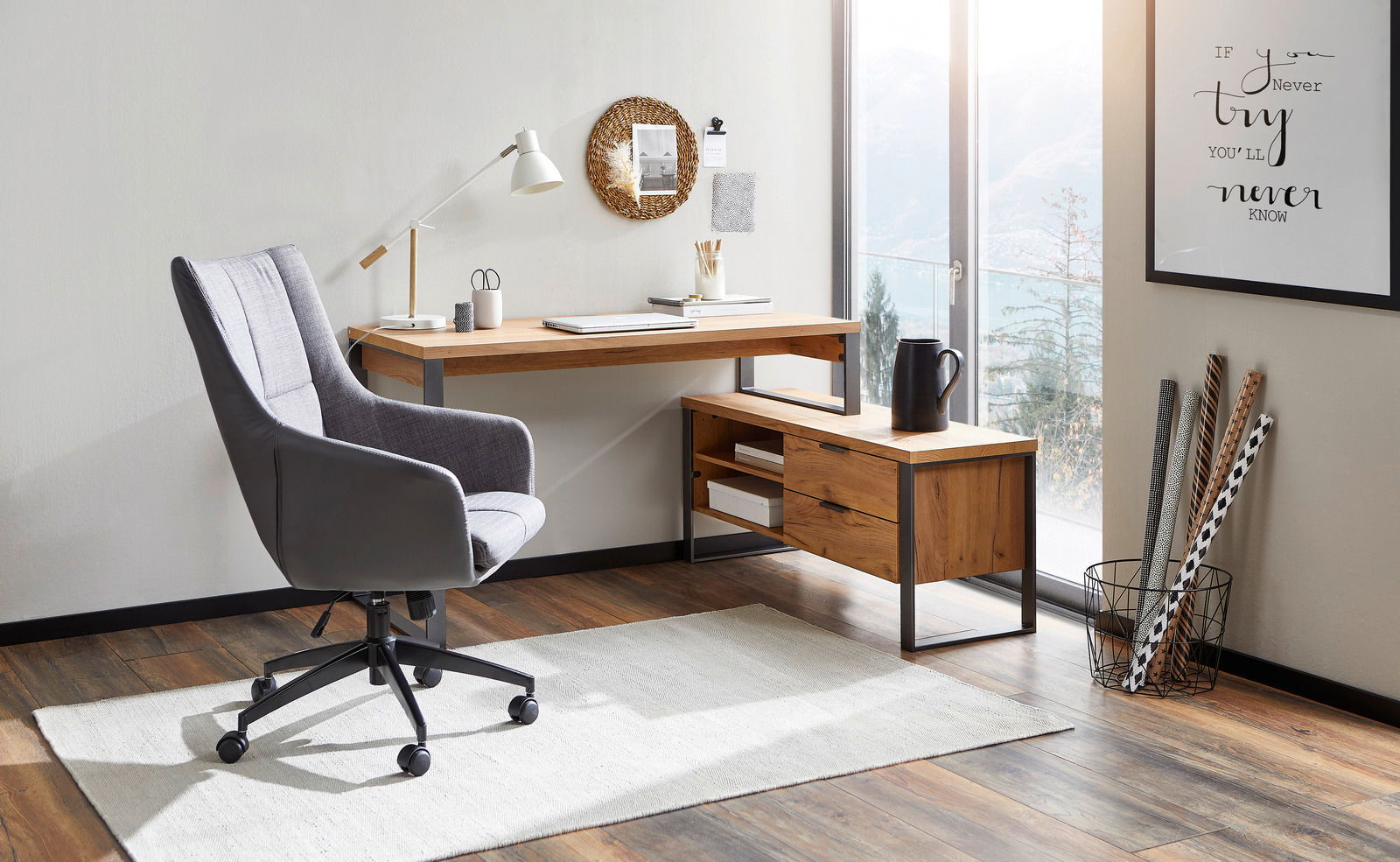 Moderner Eck-Schreibtisch aus Holz mit Metallrahmen, abgebildet in einem hellen Raum mit großem Fenster und stilvollem Bürostuhl, aus der Perspektive von vorne links.