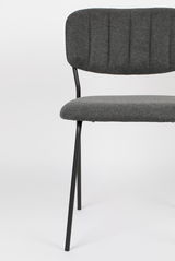Grauer Stuhl mit gepolsterter Rückenlehne und Sitzfläche, schwarze Metallbeine, seitliche Perspektive