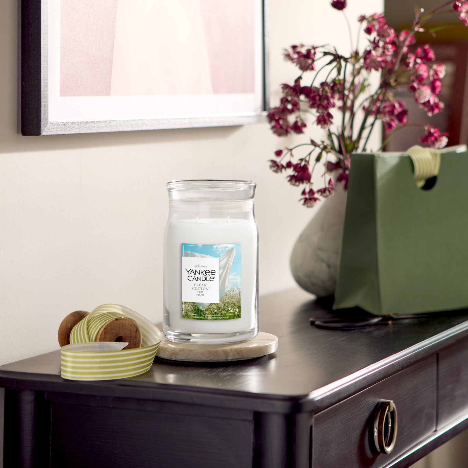 Yankee Candle Clean Cotton Duftkerze im großen Glas mit zwei Dochten, frontal aus leichter Obersicht auf einer Kommode dekoriert