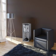 Modernes Wohnzimmer-Setting mit grauem Bücherregal, Büchern und schwarzer Vase, daneben schwarzer Ledersessel und Stehlampe am Fenster; Perspektive: frontale Ansicht leicht von links auf Augenhöhe
