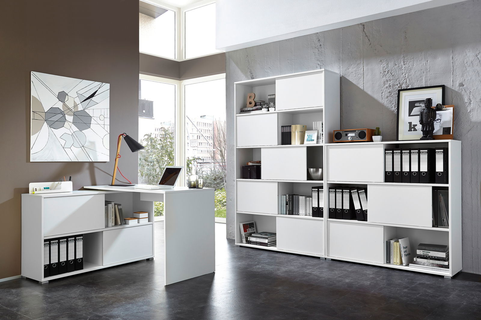 Moderne Büromöbel in einem hellen Raum mit Schreibtisch und Schiebetürenregalen, seitliche Perspektive