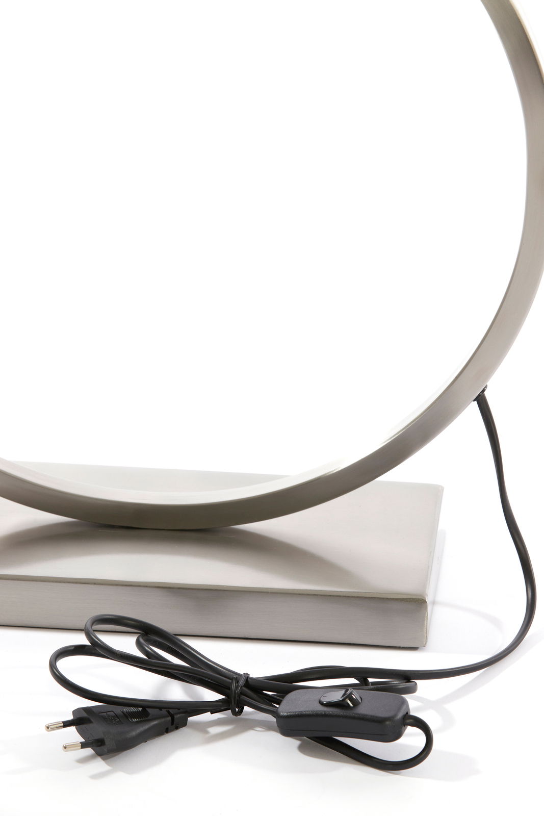 Nahaufnahme eines modernen Lampenfußes mit gebogenem Metallrahmen und Stromkabel mit Schalter, seitliche Perspektive.