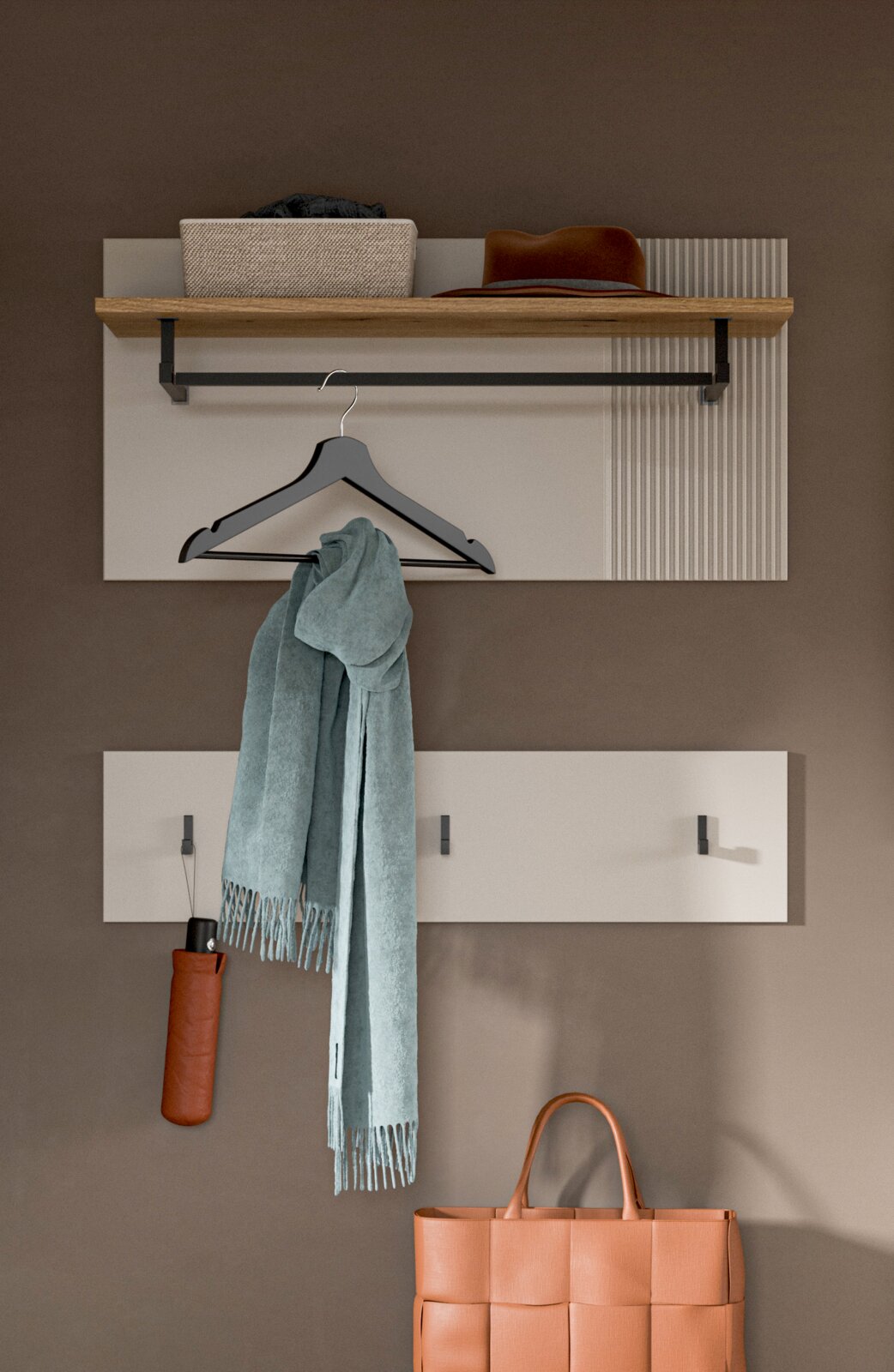 Wandpaneel mit Ablage, Kleiderstange und Haken, frontal fotografiert. Dekoriert mit Hut, Schal, Regenschirm und Tasche.