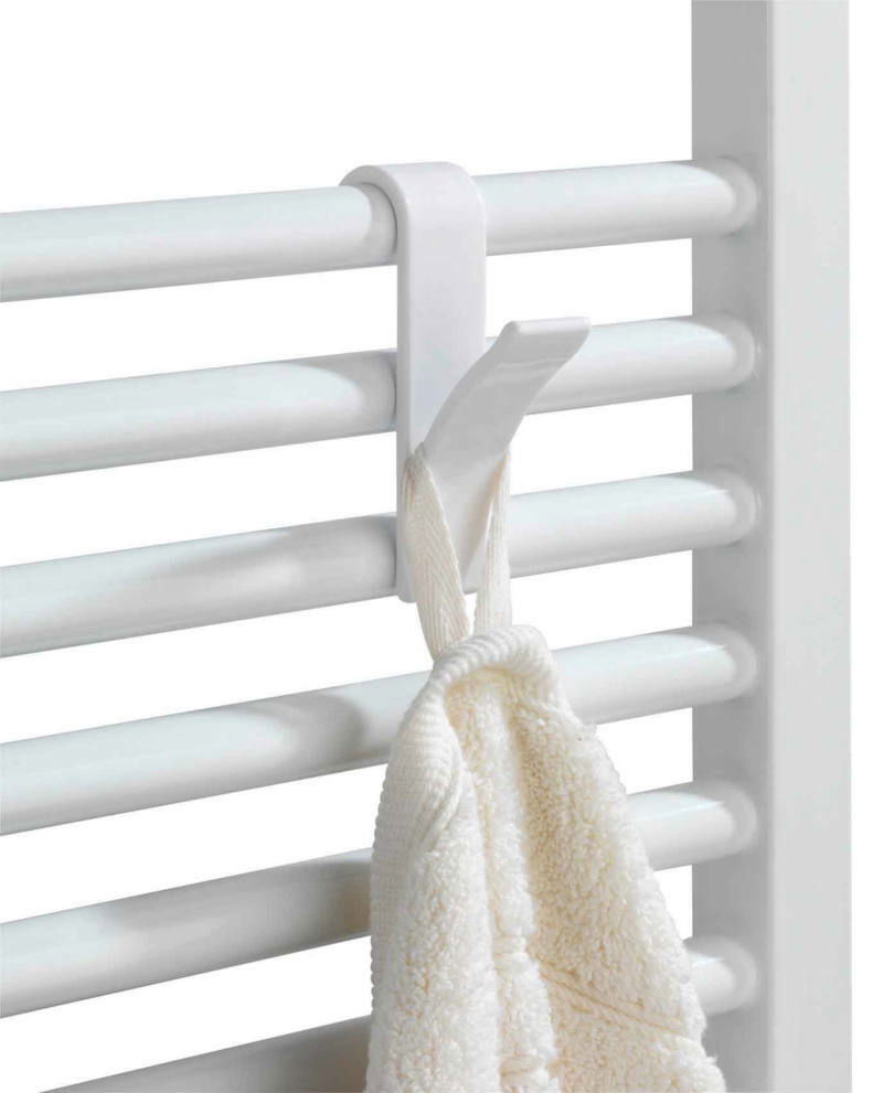 Wenko Haken für Handtuchheizkörper Weißer Haken für Handtuchheizkörper, der ein Handtuch hält, seitliche Perspektive