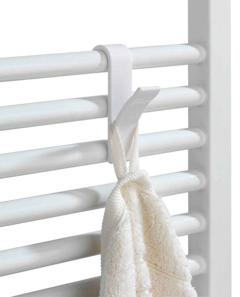 Wenko Haken für Handtuchheizkörper Weißer Haken für Handtuchheizkörper, der ein Handtuch hält, seitliche Perspektive