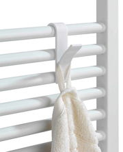 Weißer Haken für Handtuchheizkörper, der ein Handtuch hält, seitliche Perspektive