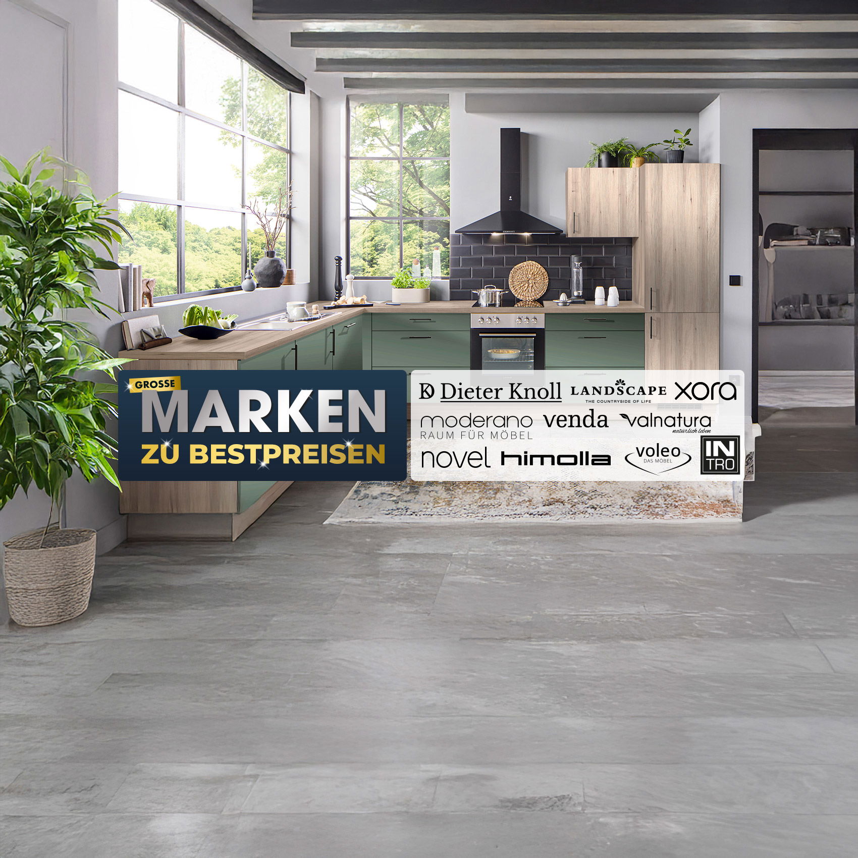Moderne Küche mit grünen Fronten, Holzoptik, großen Fenstern, Pflanzen und Hinweis „Große Marken zu Bestpreisen