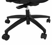 Nahaufnahme der Basis eines schwarzen Drehstuhls mit fünf Rollen, seitliche Perspektive.