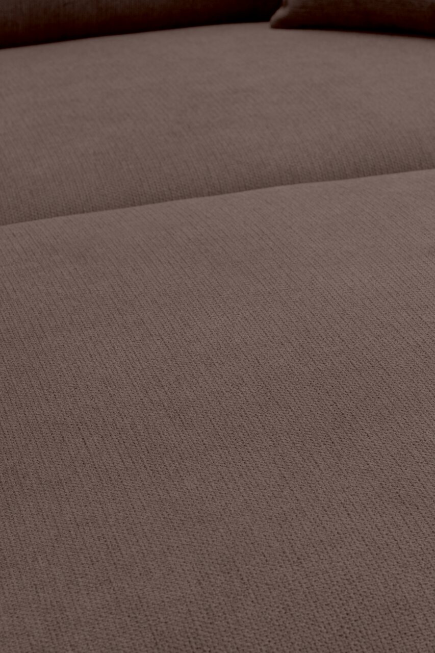 Close-up van de gestoffeerde zitting van een bank met een taupekleurige stoffen bekleding, licht schuin van bovenaf gezien