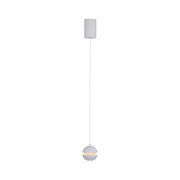 Weiße Pendelleuchte mit kugelförmigem Lampenschirm und warmem Licht, hängend an langem Kabel mit zylindrischem Baldachin, freigestellt auf weißem Hintergrund, Frontalansicht.